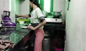 Chachi ki chuchi daba daba kar jabar dasti pakad ke pel diya