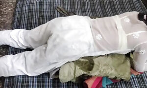 Soyi hui bhabhi ko jabar dasti pakad ke pel diya