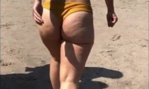 Candid humungous beach booty (JIGGLY)