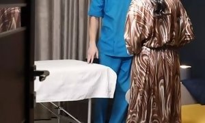 Mature mother gets massage with blessed ending