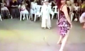 Turkish mother Twerk dance turk anne seks dansi backside g-string super hot