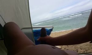 Hawaian wifey fellates dinky on the beach