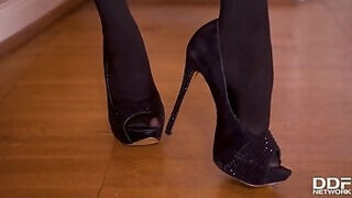 Super hot milf Amber Jayne footjobs in stockings and fucks in bare feet