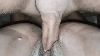 Minha madrasta me pede uma massagem e&comma; eu termino fodendo sua buceta com força no estilo cachorrinho