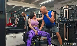 Dwayne Foxxx And The Official Egypt In Sneaky Public Gym Screw