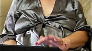 Sexy Granny MommaVee Masturbates&excl;