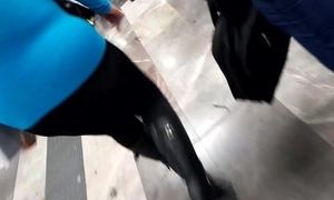 Tocando ass en el metro