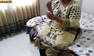 Punjabi Aunty ne lip liner lagaye to Beta aya aur use ki chudai ke Jabardast - ginormous jism inwards labia & hatch (Indian sex)