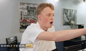 Syren De Mer Twerks Lets The Customer Do Whatever He Wants With Her For Some Extra Cash - Brazzers