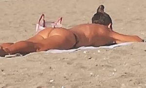 Lindo culito en la playa